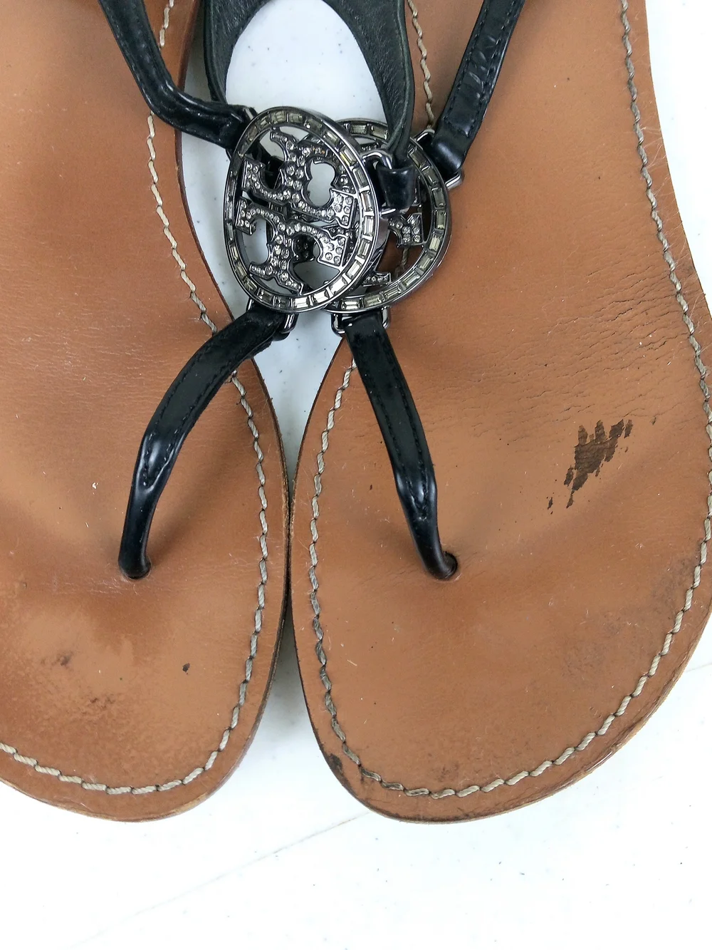 Tory Burch Thong Sandals Size 9.5 Black Patent Leather Large Rhinestone Logo